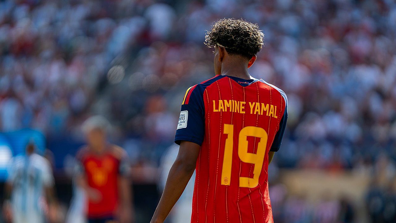 لامين يامال لاعب برشلونة