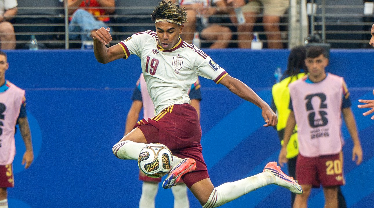 لامين يامال نجم برشلونة يسدد الكرة في إحدى مباريات منتخب إسبانيا