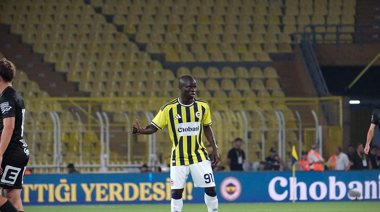 نغولو كانتي لاعب فنربخشة على أرض الملعب