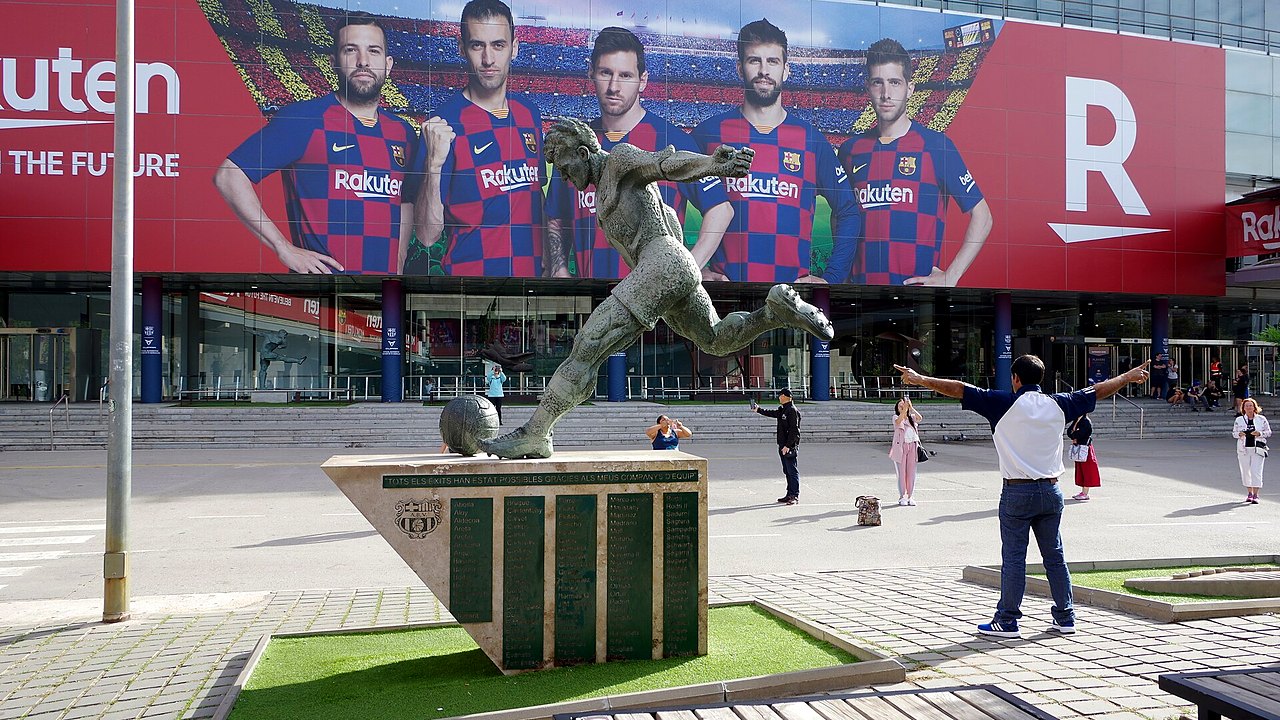 مدخل ملعب برشلونة وصور لاعبي الفريق