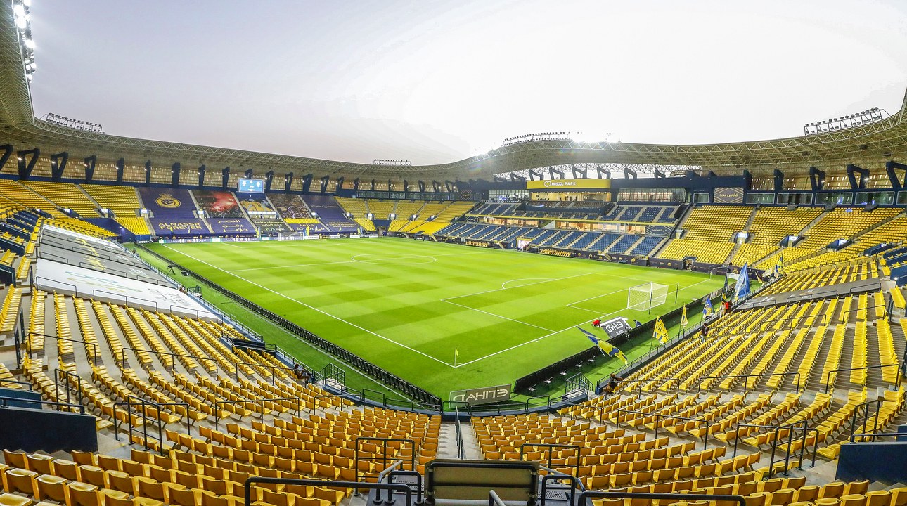 المدرجات الصفراء في ملعب الأول بارك ملعب نادي النصر في الرياض
