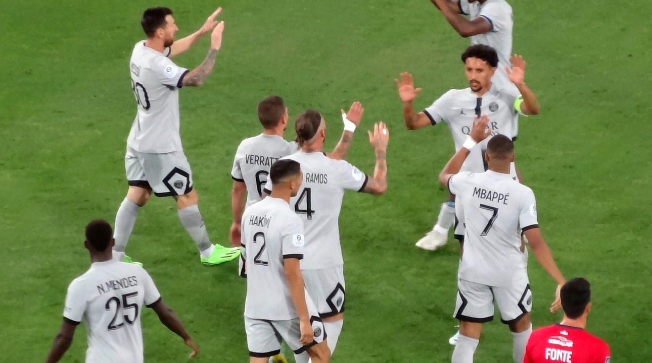 لاعبو باريس سان جيرمان يحتفلون في إحدى المباريات