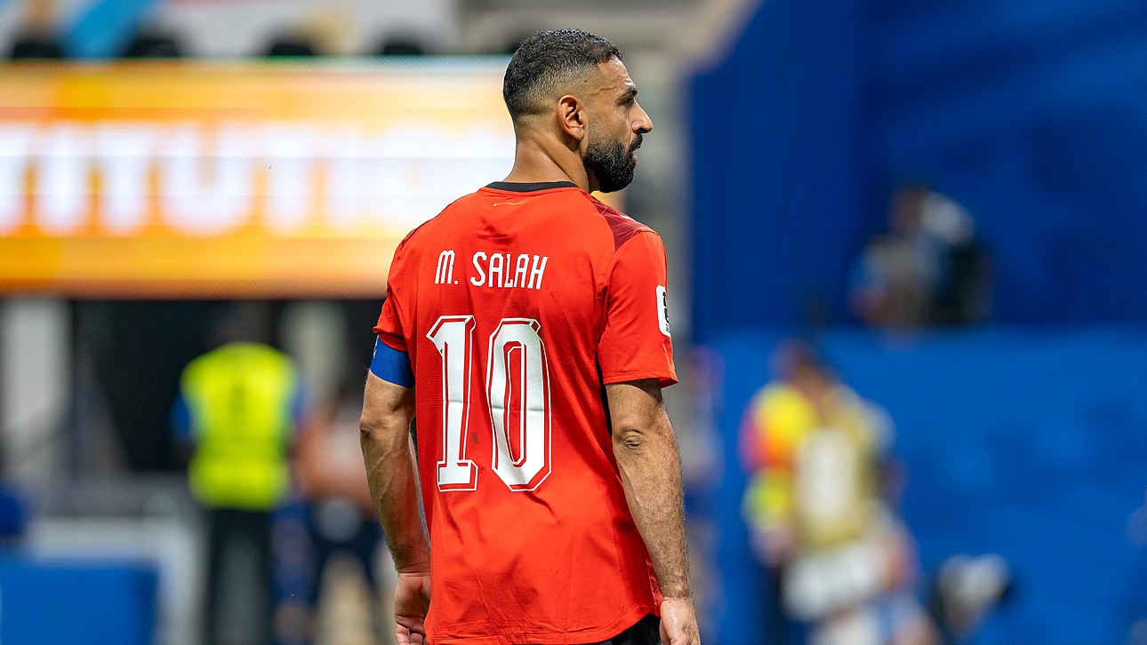محمد صلاح بقميص منتخب مصر رقم 10