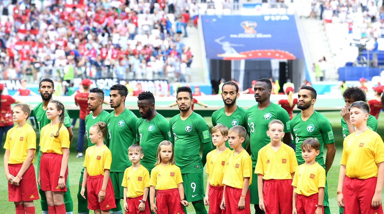 لاعبو المنتخب السعودي بالقميص الأخضر خلال الوقوف للنشيد قبل مباراة دولية